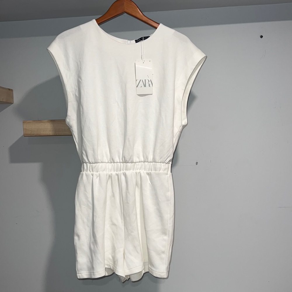 Zaraโ white romper NWT